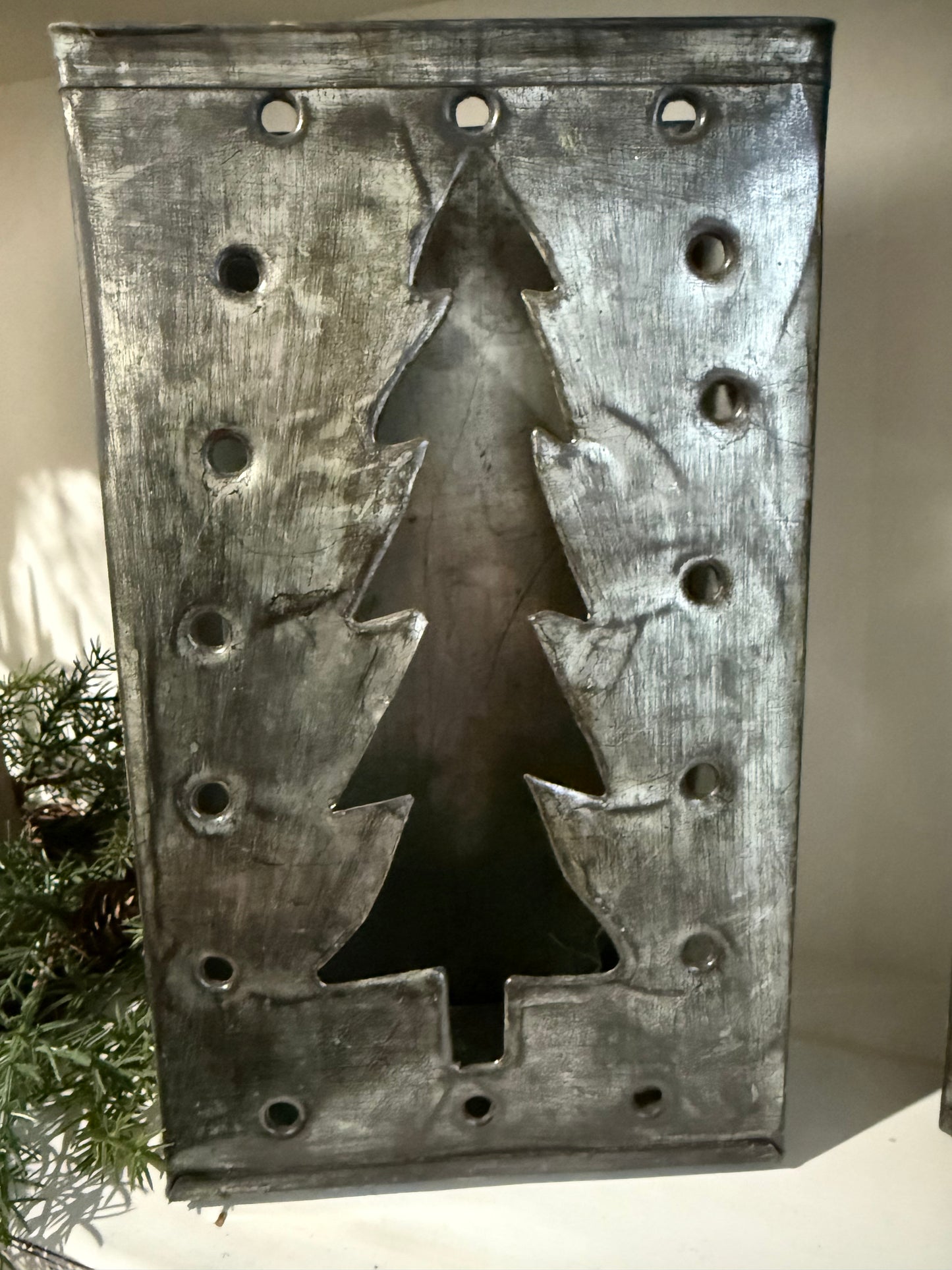 Metal Tree Luminary